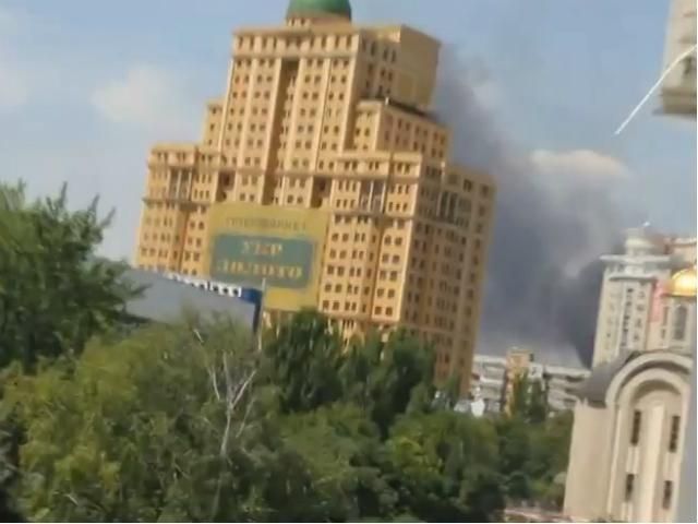 В Донецке горит цех завода "Точмаш" (Видео) В Донецке горит цех завода "Точмаш" (Видео)