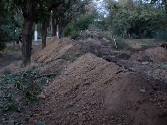 Строить укрепления в Мариуполе батальону "Азов" помогают местные (Видео) Строить укрепления в Мариуполе батальону "Азов" помогают местные (Видео)