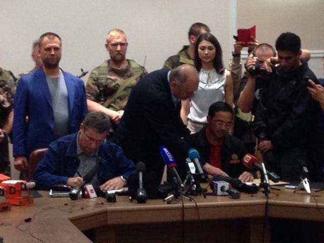 Серед ночі терористи передали "чорні скриньки" малайзійським експертам (Фото) Серед ночі терористи передали "чорні скриньки" малайзійським експертам (Фото)