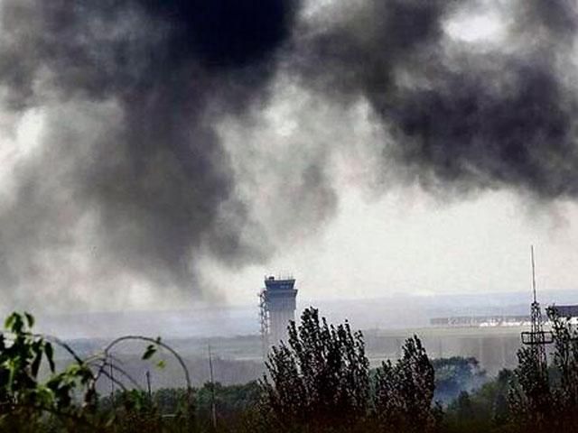 В Донецке возле аэропорта не утихают взрывы, вокзал возобновил работу, — горсовет