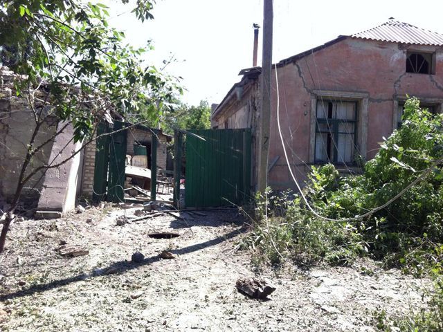 Розвалений Луганськ: терористи і далі обстрілюють житлові квартали (Фото)