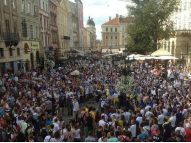 У Львові — марш Єдності вболівальників "Динамо" і "Шахтаря" (Пряма трансляція)