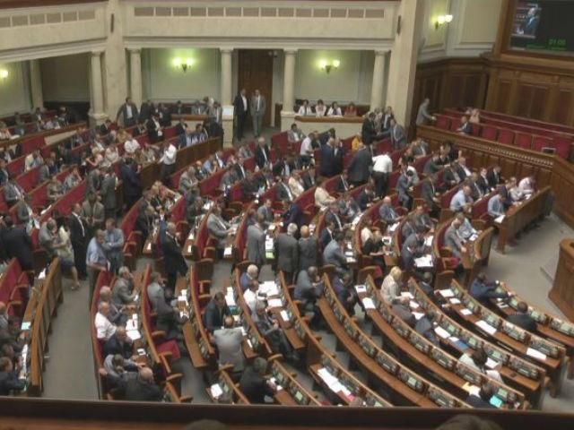 В ВР приняли законопроект, который позволит распускать малочисленные группы и фракции В ВР приняли законопроект, который позволит распускать малочисленные группы и фракции