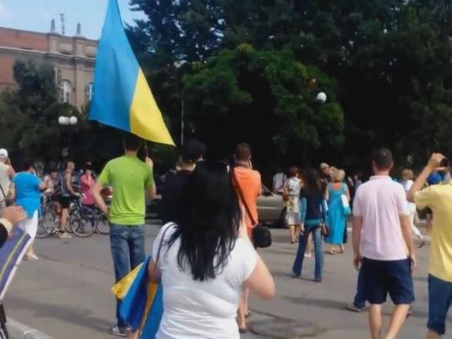 В Сєвєродонецьку місцеве населення зустрічає українську армію оплесками