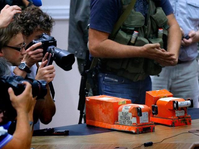 "Чорні ящики" збитого малазійського Boeing доставлені до Великобританії "Чорні ящики" збитого малазійського Boeing доставлені до Великобританії