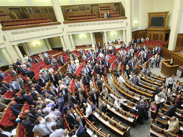 Симоненко за волосы вытолкали из Рады (Фото) Симоненко за волосы вытолкали из Рады (Фото)