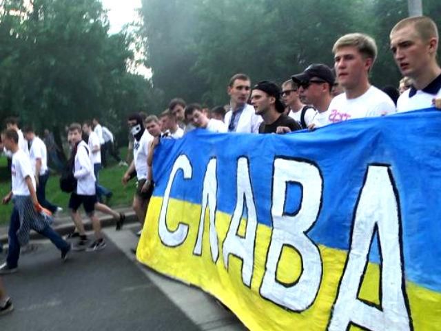 Тысячи фанов во Львове прошли маршем мира