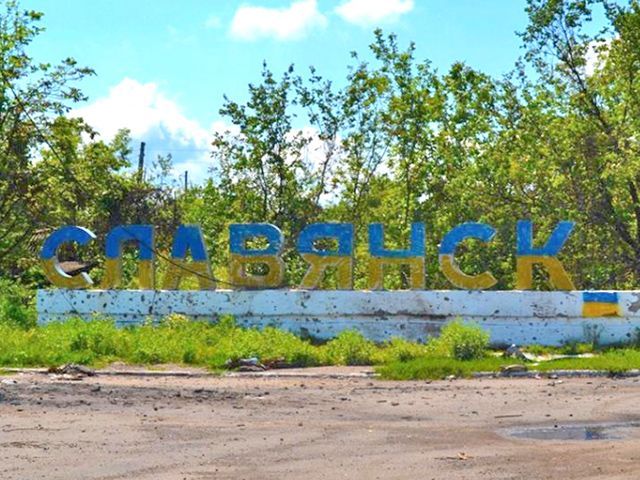 Славянск до сих пор оправляется после оккупации террористами (Фото) Славянск до сих пор оправляется после оккупации террористами (Фото)