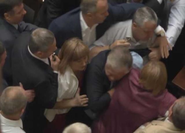 Верховная Рада: Симоненко вывели из зала, Герман отдала дорогую сумку на нужды АТО