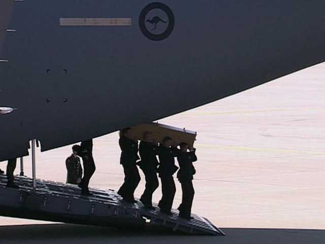 Трагедия Boeing 777: часть тел уже в Нидерландах, "черные ящики" — в Великобритании Трагедия Boeing 777: часть тел уже в Нидерландах, "черные ящики" — в Великобритании