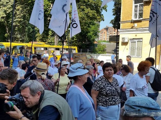 “Комунізм = тероризм”: активісти мітингують під судом, який розглядає розпуск КПУ (Фото) “Комунізм = тероризм”: активісти мітингують під судом, який розглядає розпуск КПУ (Фото)