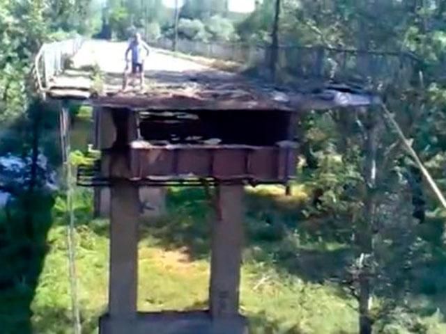 Боевики взорвали мост в Лисичанске (Фото. Видео)
