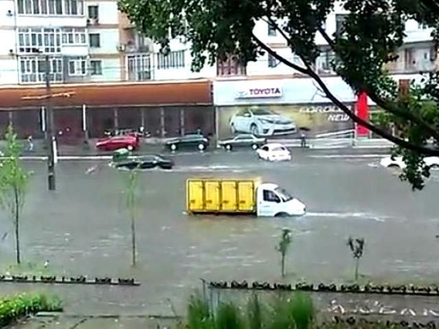 Одеса у воді: через сильну зливу у місті затоплені кілька вулиць (Відео)