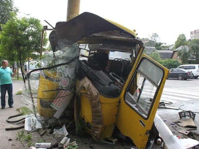 В Киеве маршрутка врезалась в столб: есть много пострадавших (Фото) В Киеве маршрутка врезалась в столб: есть много пострадавших (Фото)