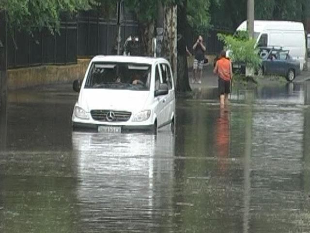 Сильный ливень парализовал жизнь Одессы на несколько часов Сильный ливень парализовал жизнь Одессы на несколько часов