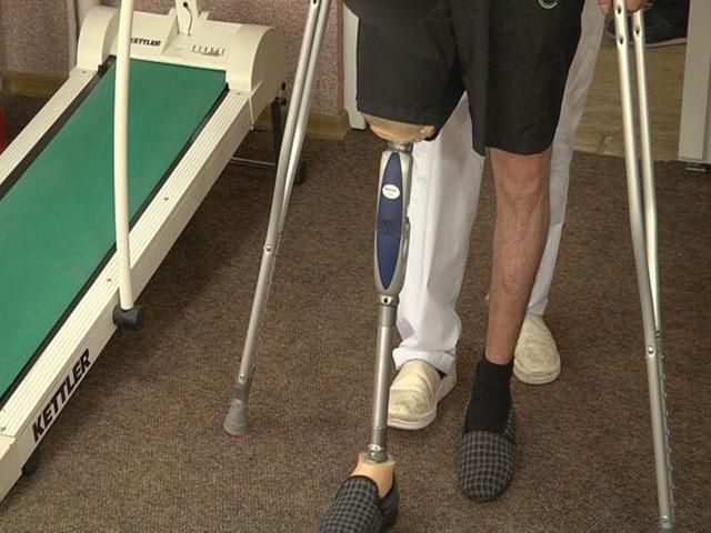 Для бійця, який втратив ногу, виготовили протез – він проходить реабілітацію