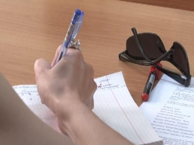 Переселенці з Донбасу вчаться розмовляти українською мовою Переселенці з Донбасу вчаться розмовляти українською мовою