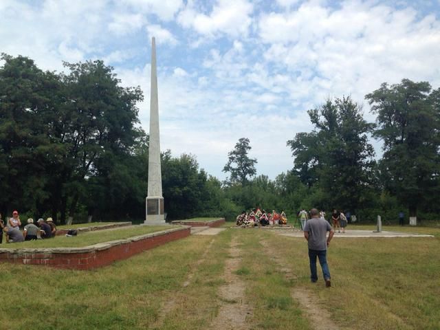 В Славянске обнаружили братскую могилу жертв террористов 