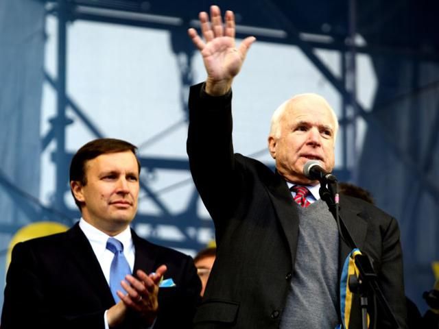 Американские сенаторы призвали Яценюка не уходить с поста премьера Американские сенаторы призвали Яценюка не уходить с поста премьера