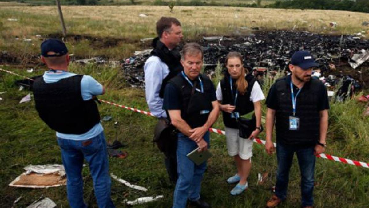Поліцейська місія продовжить пошуки останків загиблих в катастрофі Boeing 777 Поліцейська місія продовжить пошуки останків загиблих в катастрофі Boeing 777