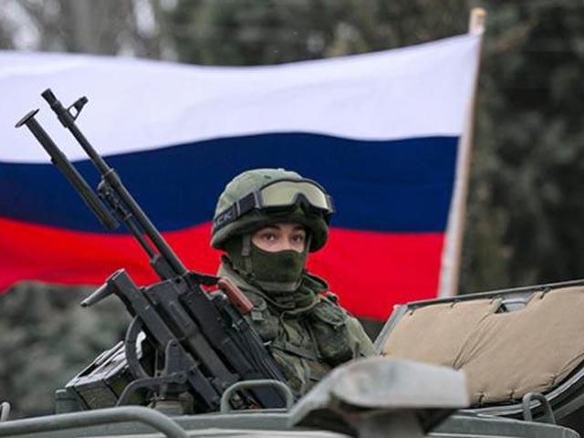Российские танки имитируют штурм на границе с Украиной (Видео)