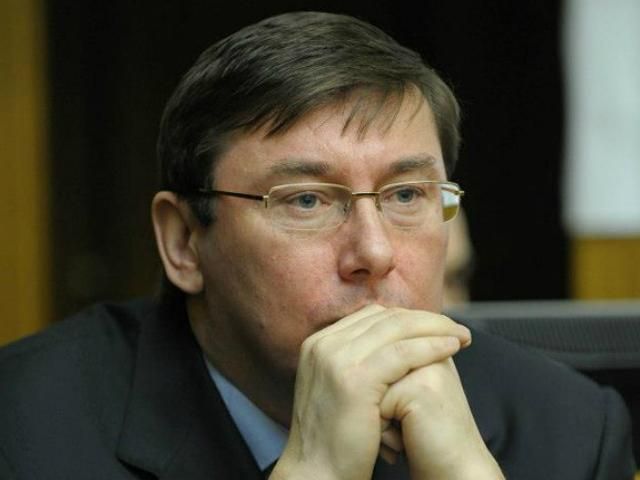 Воєнний стан нічого не додасть військовим, — Луценко