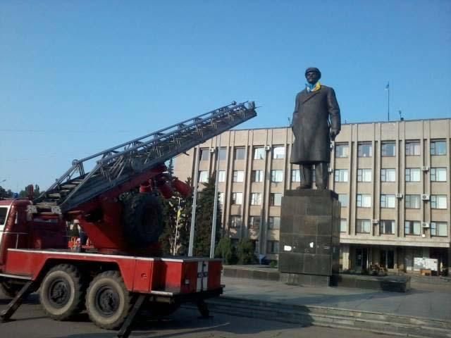 ФОТО ДНЯ: Ленин в Славянске надел сине-желтый шарф