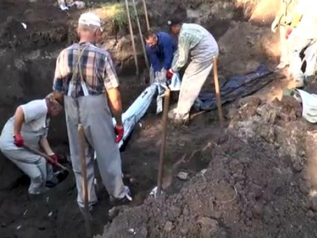 В Славянске эксгумировали могилу замученных жертв боевиков (Видео)