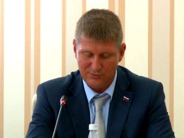 Російські спекулянти масово вивозять з Криму дешеві українські товари Російські спекулянти масово вивозять з Криму дешеві українські товари