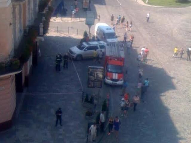 У центрі Львова "замінували" готель (Фото) У центрі Львова "замінували" готель (Фото)