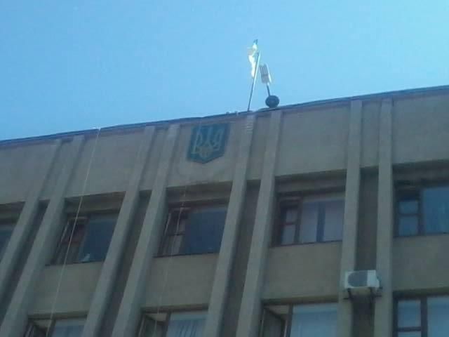 ФОТО ДНЯ: Над Слов'янською міськрадою встановили герб України, який знищили терористи 