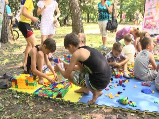 В Киеве волонтерские организации устроили развлечения для детей с востока (Видео)