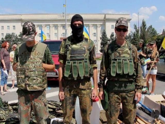 Добровольцам батальона "Херсон" волонтеры закупили бронежилеты (Видео) Добровольцам батальона "Херсон" волонтеры закупили бронежилеты (Видео)