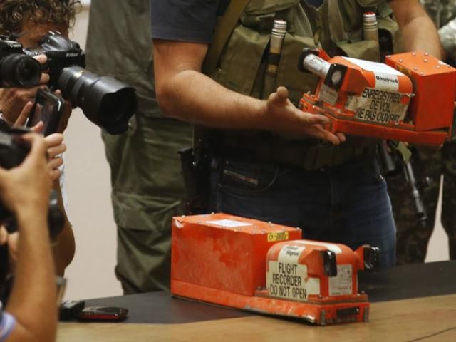 Перші дані з "чорних скриньок": аварію Boeing спричинила "потужна декомпресія внаслідок вибуху" Перші дані з "чорних скриньок": аварію Boeing спричинила "потужна декомпресія внаслідок вибуху"