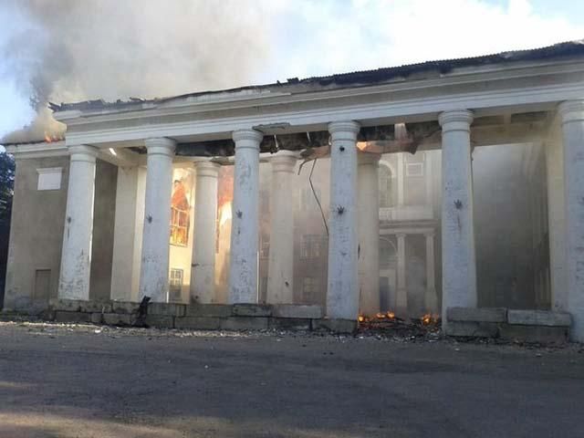 Террористы продолжают разрушать Дебальцево (Фото)