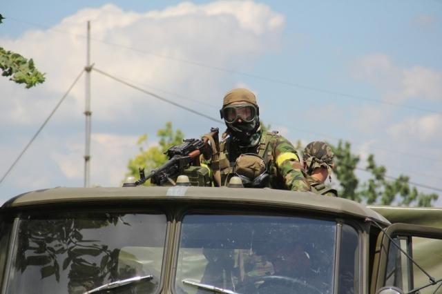 Силы АТО идут на Снежное, уничтожая на пути террористов, — журналисты