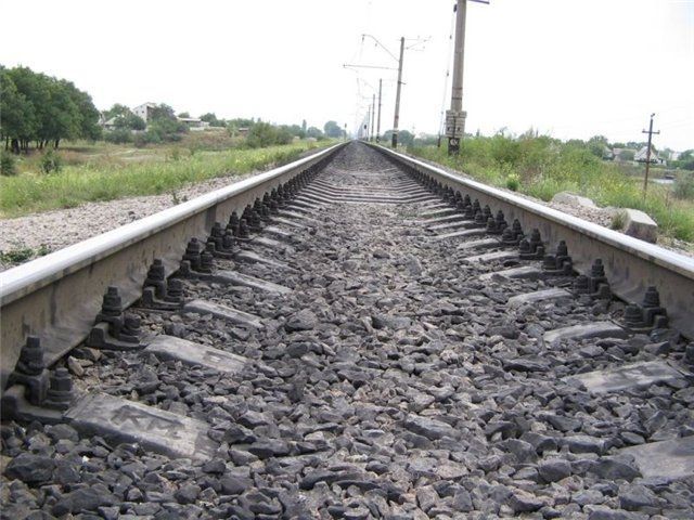 В Горловке от взрывов повреждена железная дорога, движение остановлено