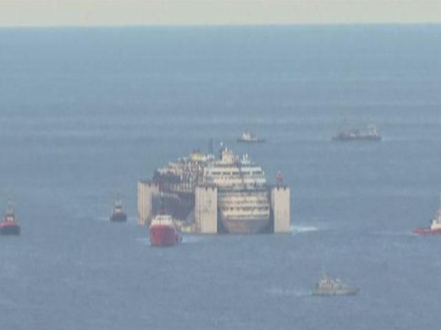 Лайнер "Costa Concordia" отбуксировали в порт Генуи