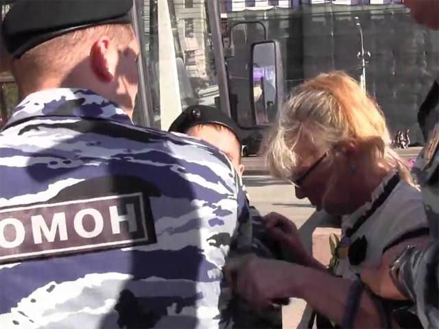 В Москве ОМОН задержал активистов с украинской симоликой (Видео)