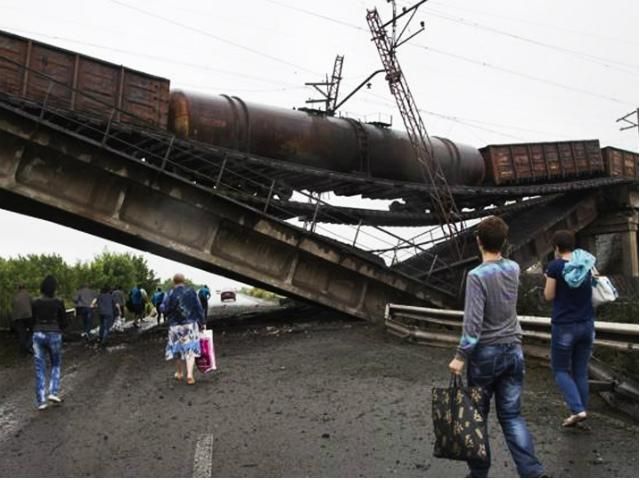 Терористи підірвали 2 залізничні мости на Донеччині 