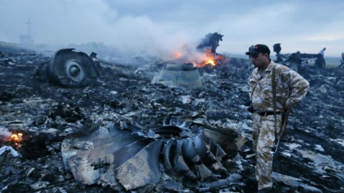 Терористи обстрілюють місце падіння Boeing 777, — РНБО Терористи обстрілюють місце падіння Boeing 777, — РНБО