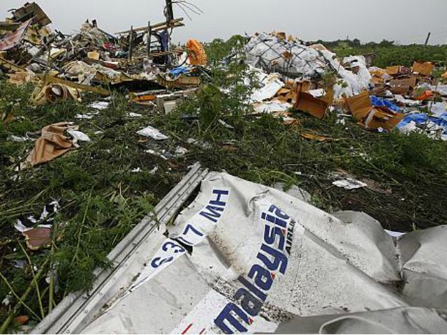 Террористы не пустили нидерландских экспертов к месту падения Boeing 777 Террористы не пустили нидерландских экспертов к месту падения Boeing 777