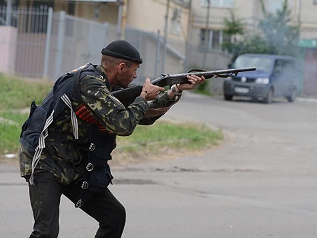 Терористи продовжують обстріли аеропорту "Луганськ" та блокпостів сил АТО