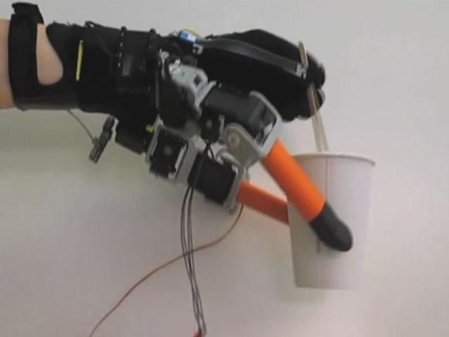 Ученые разработали дополнительные робопальци, которые расширяют возможности руки Ученые разработали дополнительные робопальци, которые расширяют возможности руки