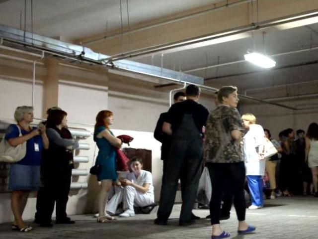 Обстрелянній Донецк: от артобстрелов люди прячутся в подземном паркинге (Видео)