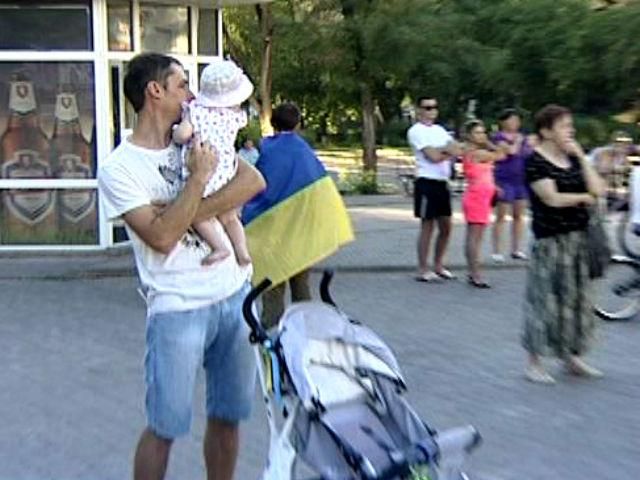 Звільнені від терористів міста демонструють українську ідентичність