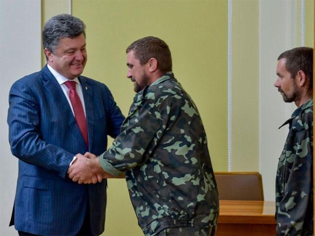 У Горлівці звільнено 17 заручників, серед яких — військові та іноземець (Фото) У Горлівці звільнено 17 заручників, серед яких — військові та іноземець (Фото)