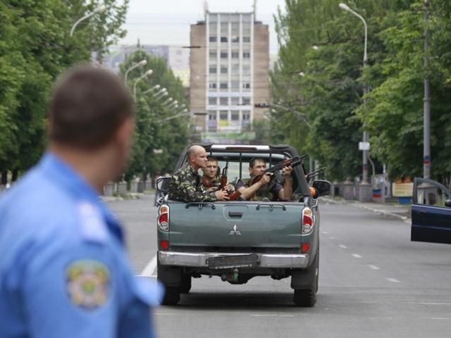 Террористы захватили милицию Свердловска и строят укрепления под Антрацитом
