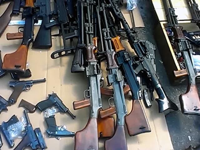 В Киеве задержали группу торговцев оружием