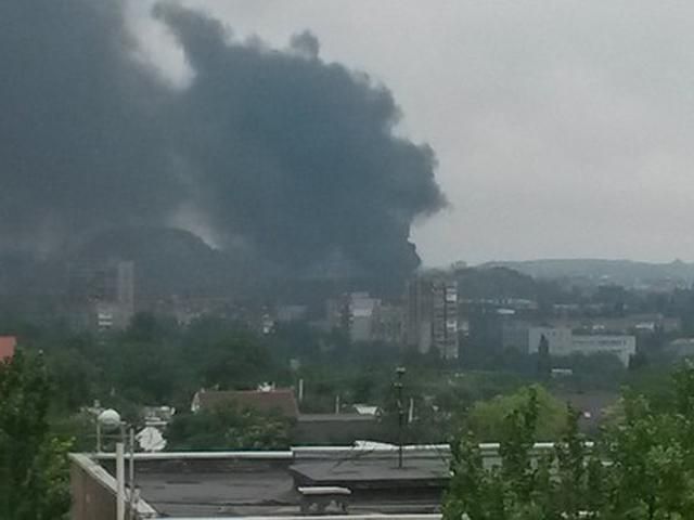 Ситуація в Донецьку напружена, чути вибухи, горить склад вторсировини, — міськрада